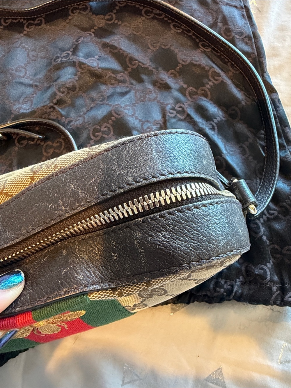 Gucci Beige GG Canvas Crossbody with Red & Green sherry line & Gold Bee - Picture 4 of 16